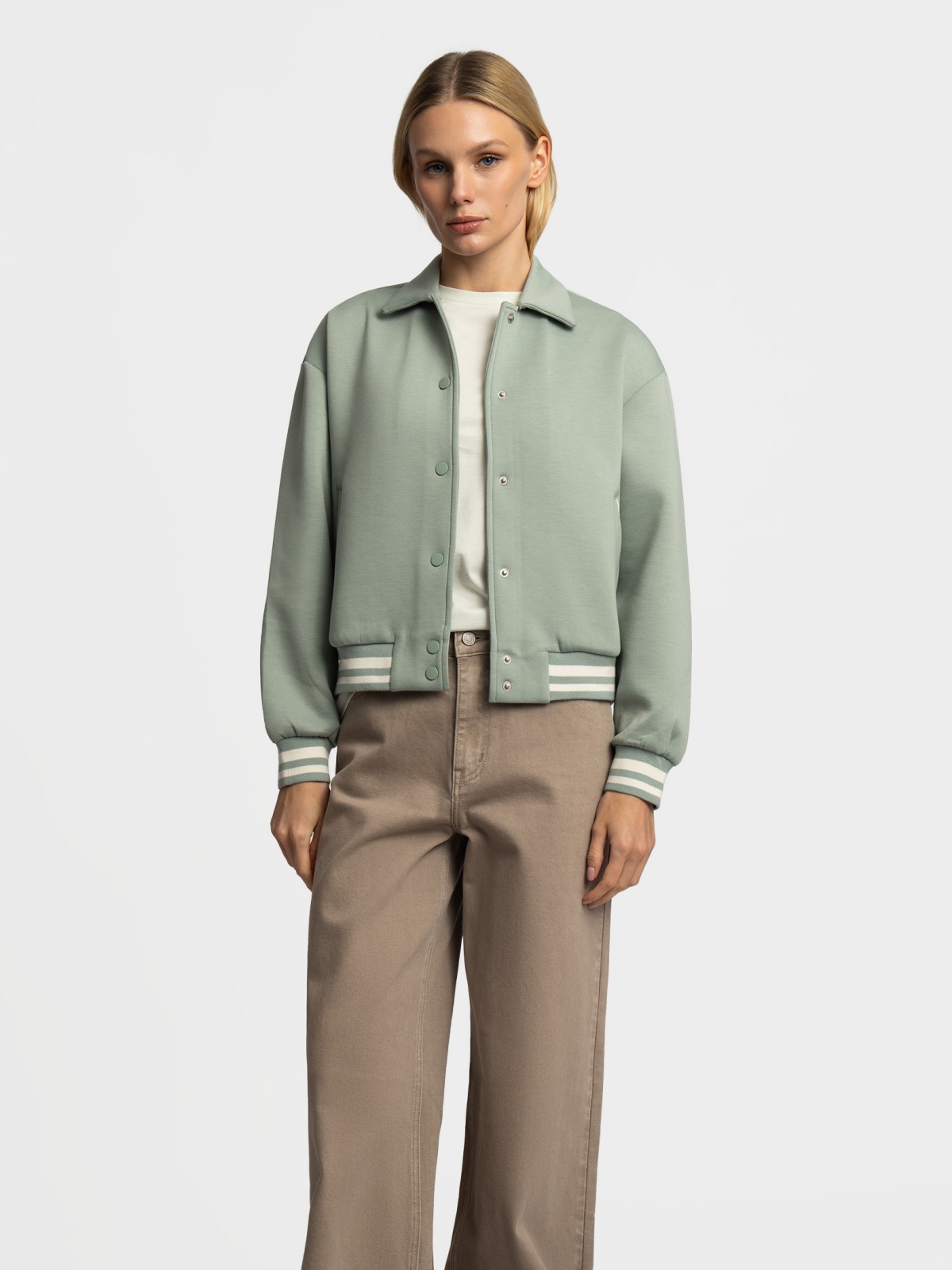 Трикотажный бомбер с воротником