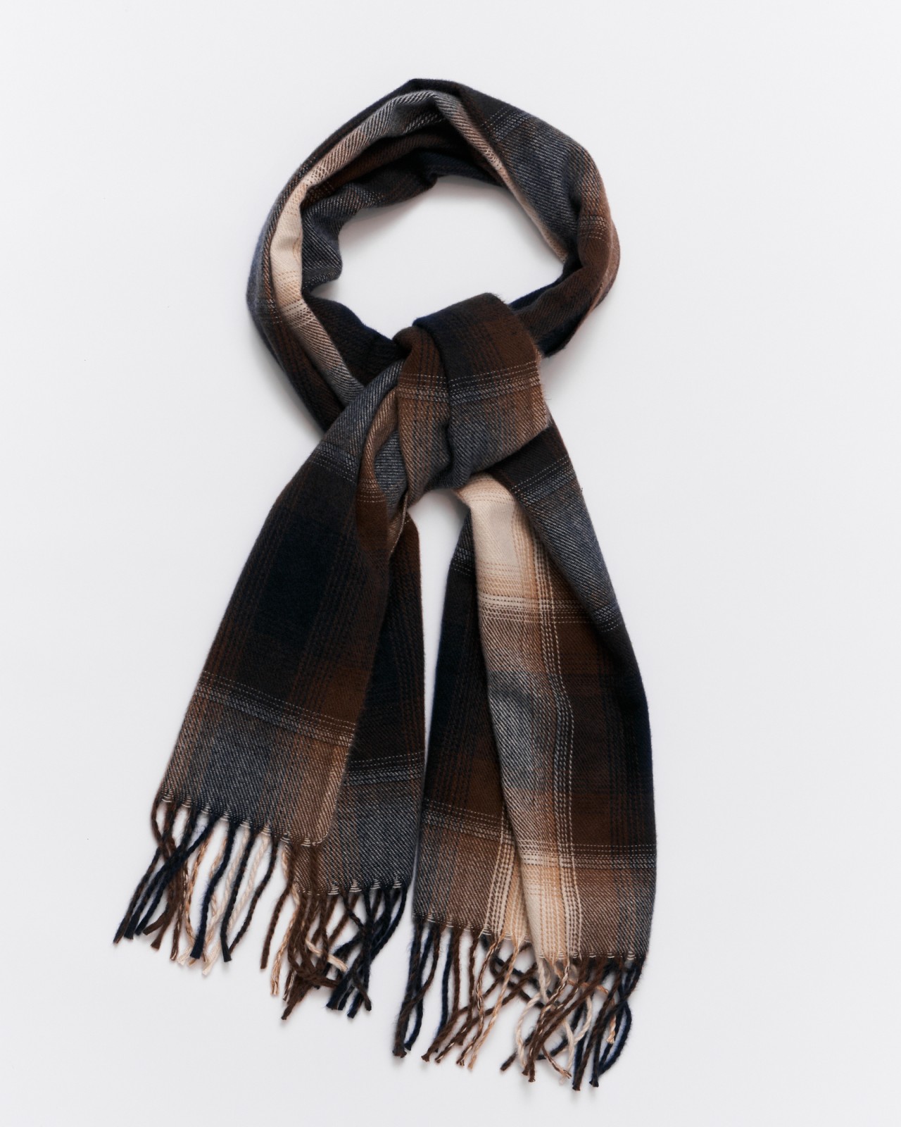 Тканевый шарф в клетку с длинной бахромой 499₽