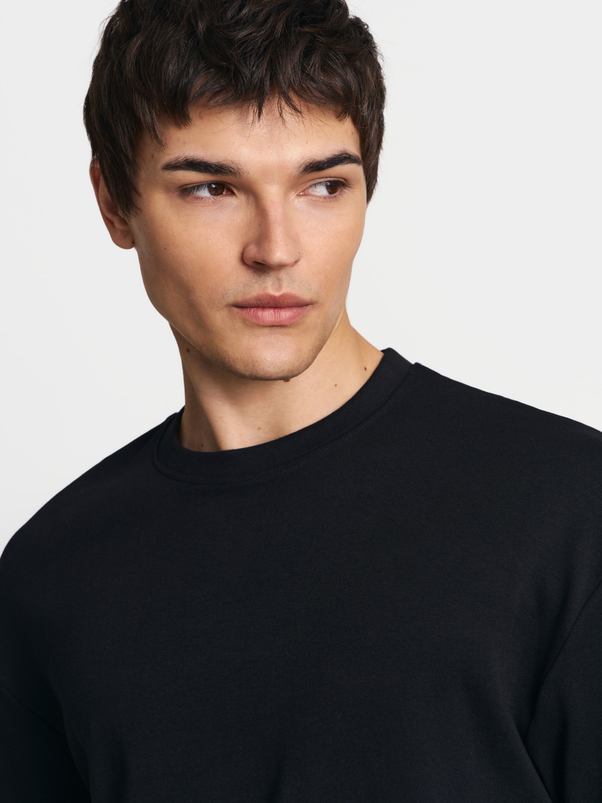 Однотонная базовая футболка из хлопка