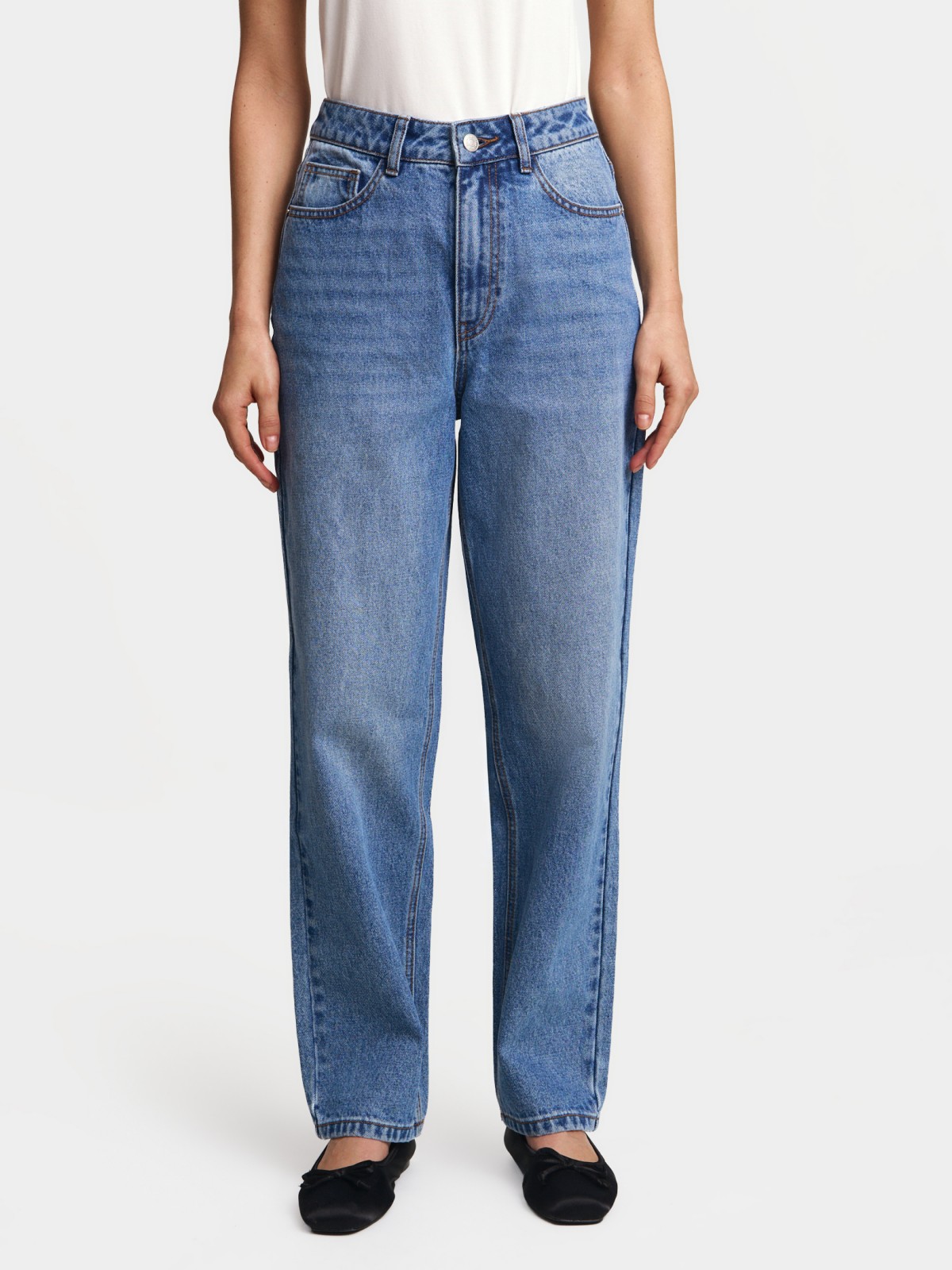 Джинсы силуэта Mom с высокой посадкой