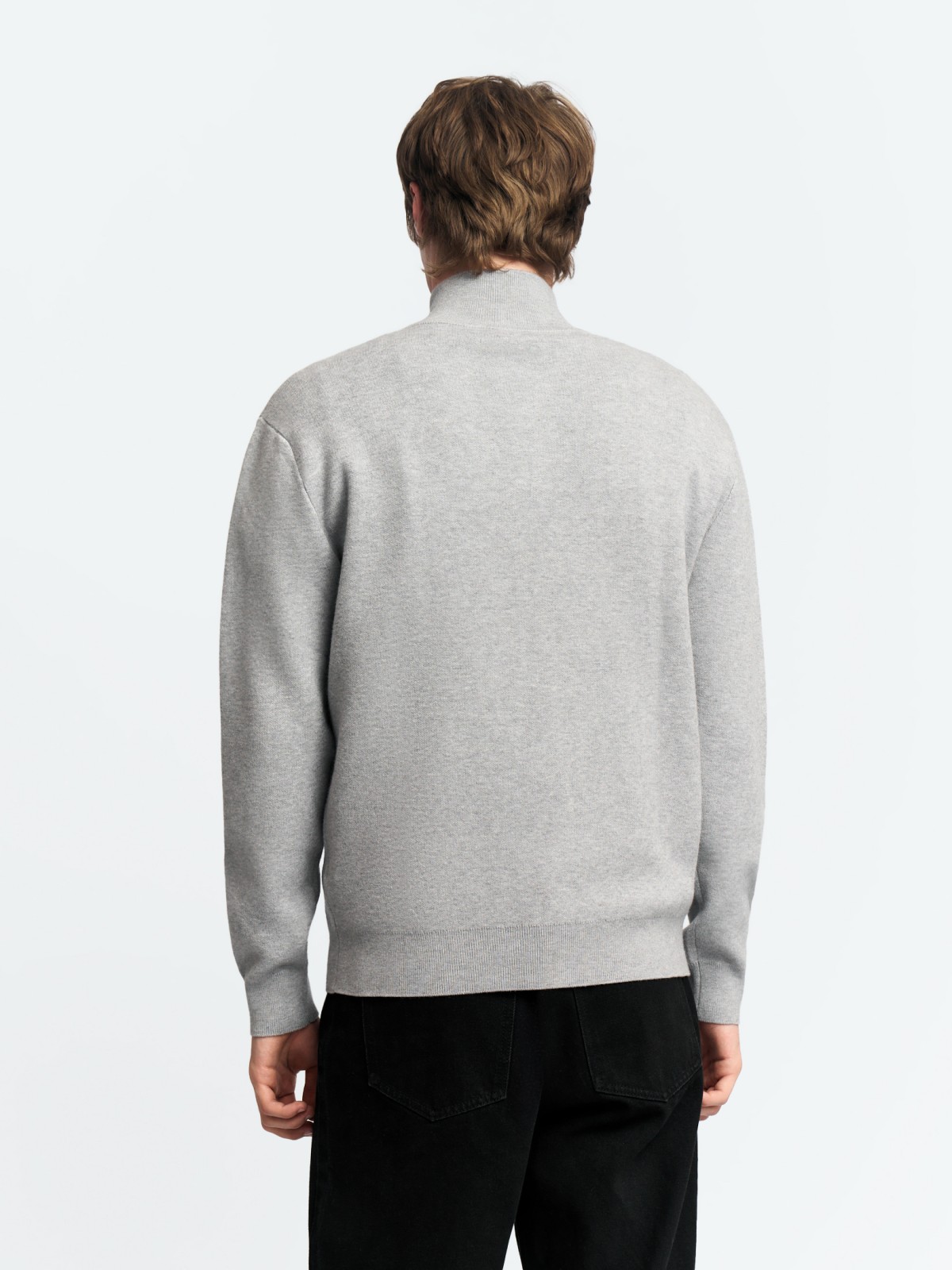 Тонкий трикотажный свитер с горлом на молнии