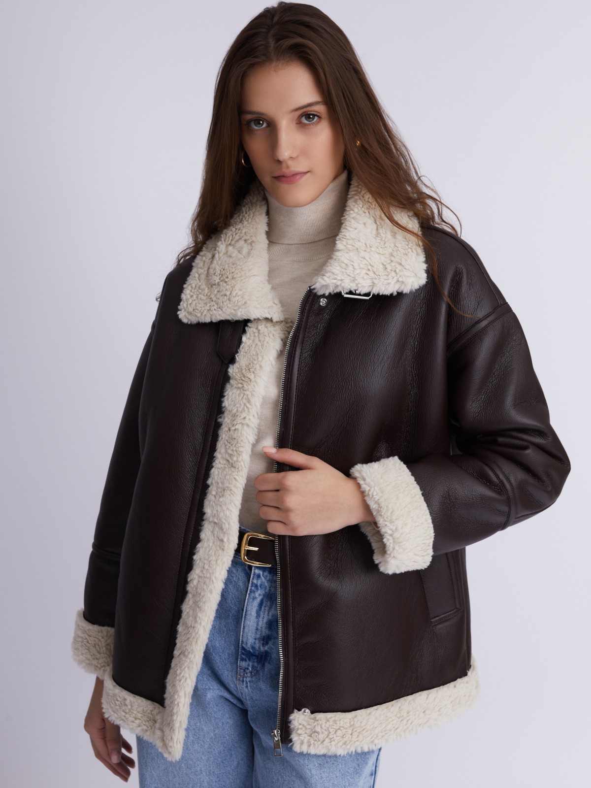 Тёплая куртка-дублёнка из экокожи с искусственным мехом по подкладке zolla коричневого цвета