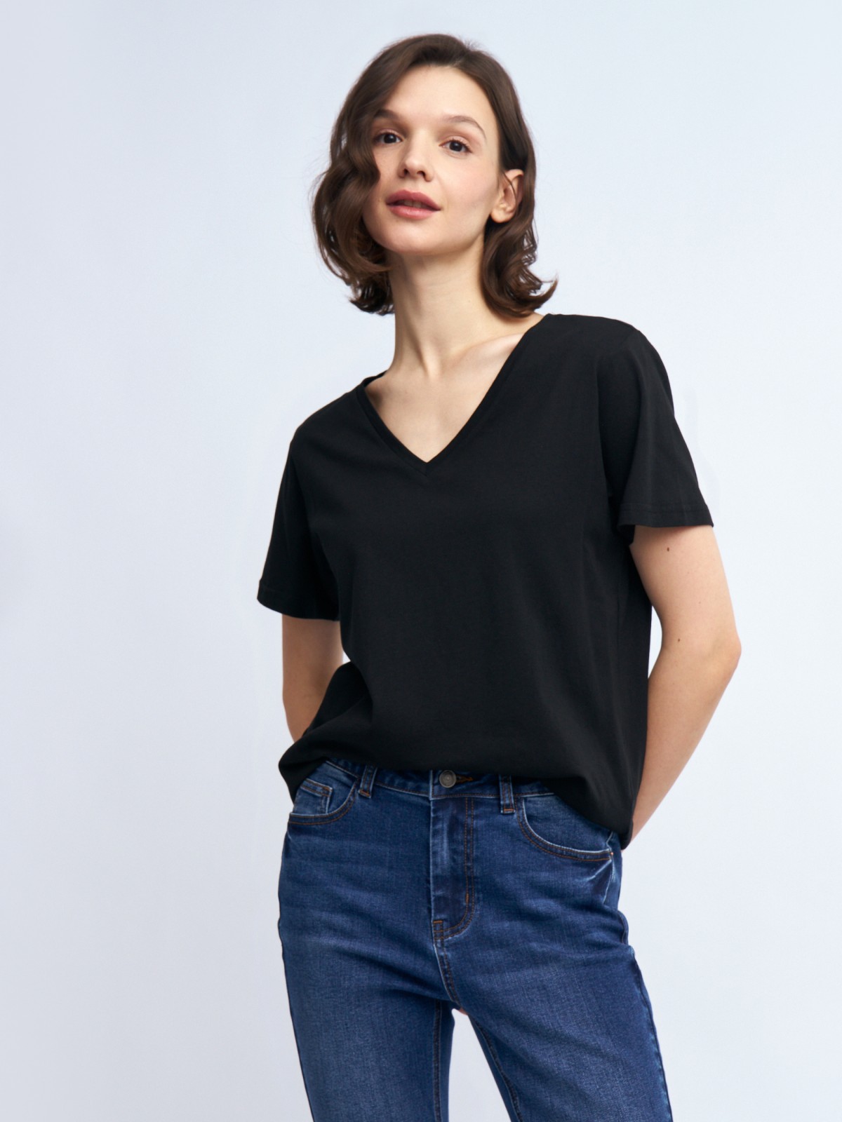 Футболка из хлопка с V-образным вырезом