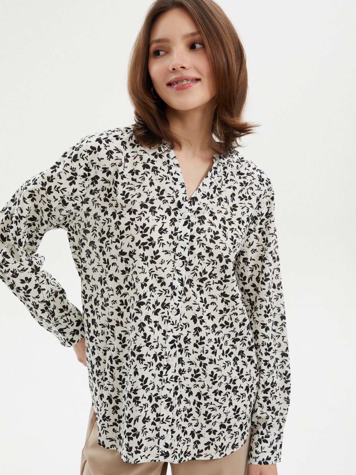 Рубашка из хлопка с вырезом и принтом