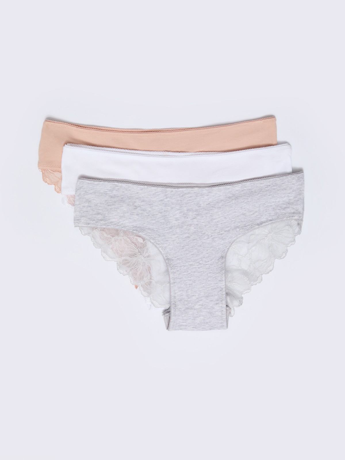 Набор трусов с кружевом 3 шт в комплекте 499₽