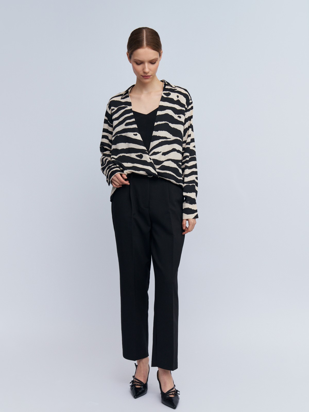 Офисные брюки фасона Carrot с ремнём