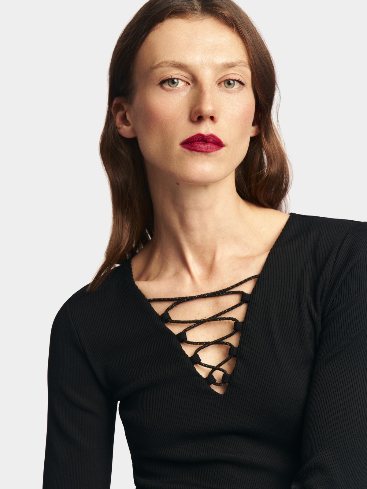 Блузка-лонгслив с вырезом и акцентной шнуровкой на груди