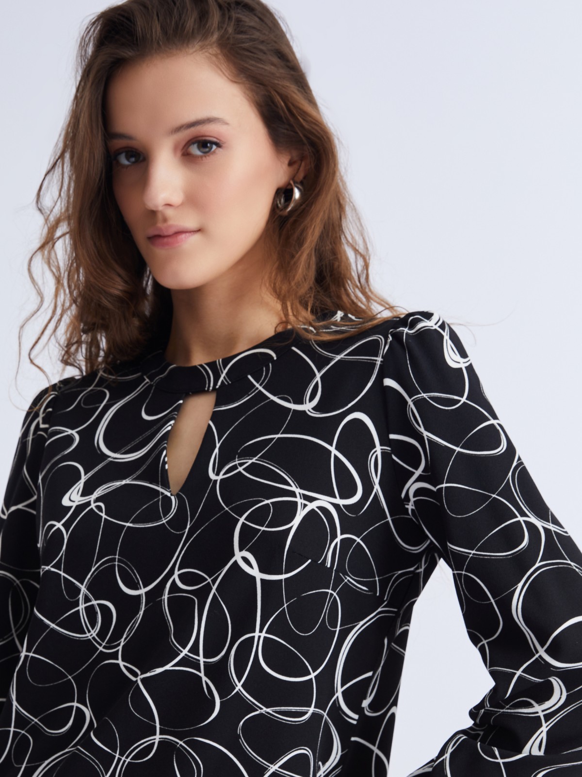 Платье А-силуэта в длине мини с вырезом и абстрактным принтом zolla 22333819F022, цвет черный, размер M - фото 5
