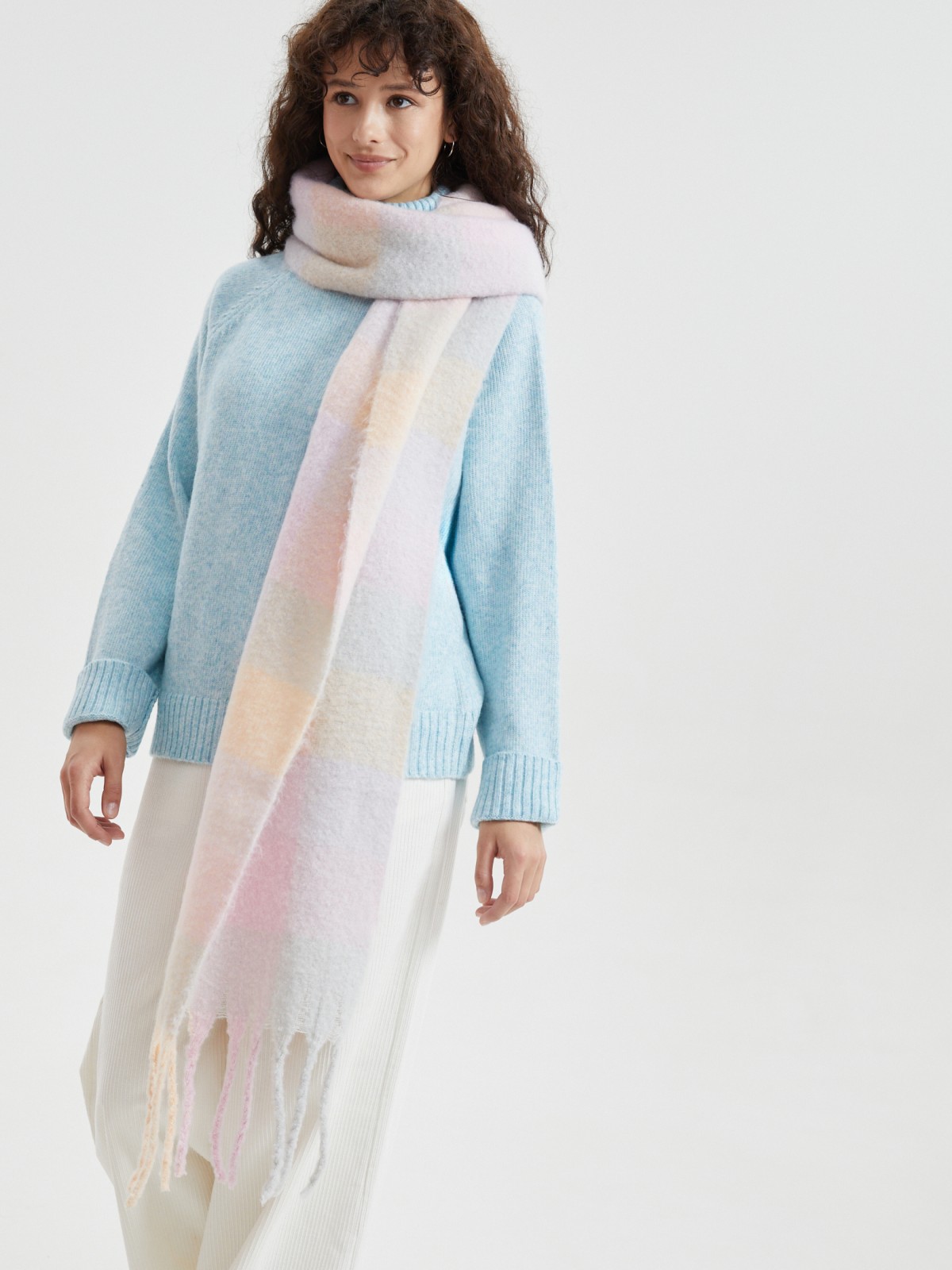 Тканевый шарф в клетку с кисточками