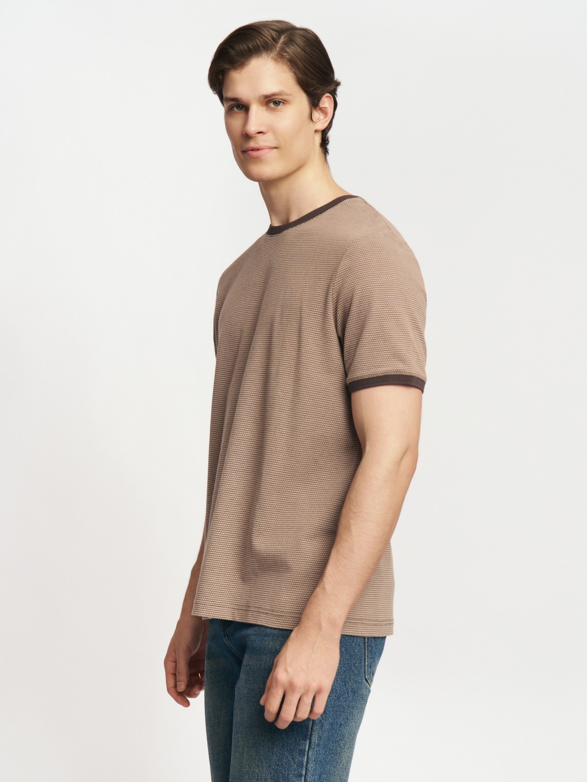 Однотонная базовая футболка из трикотажа