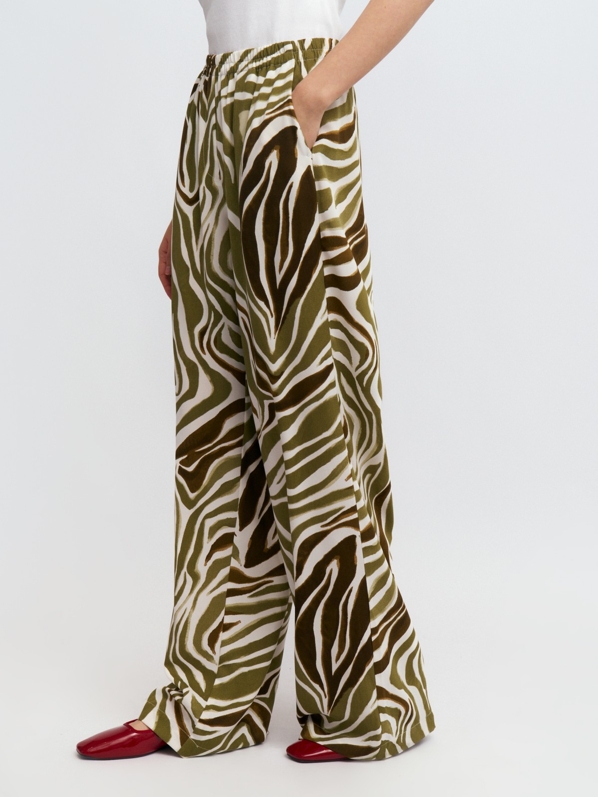 Широкие прямые брюки на резинке в полоску