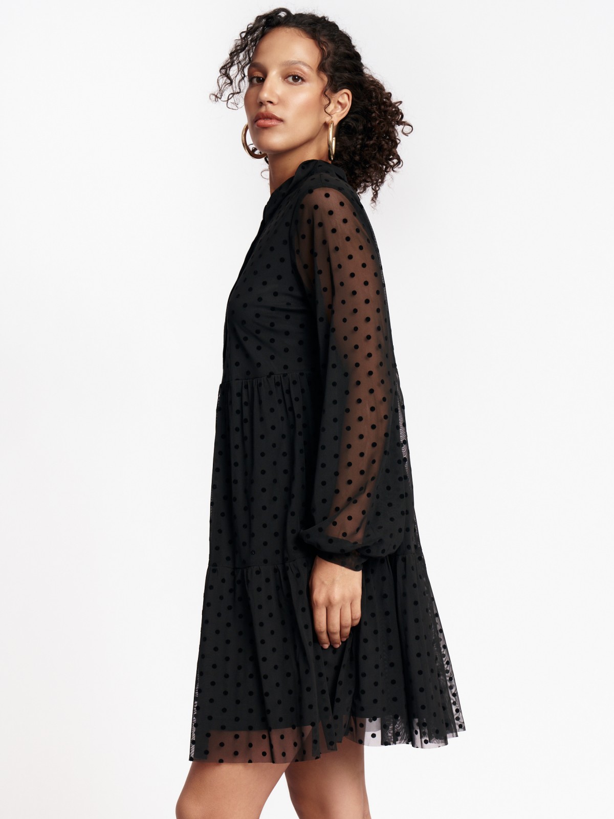 Ярусное платье-рубашка из сетчатой ткани в горошек