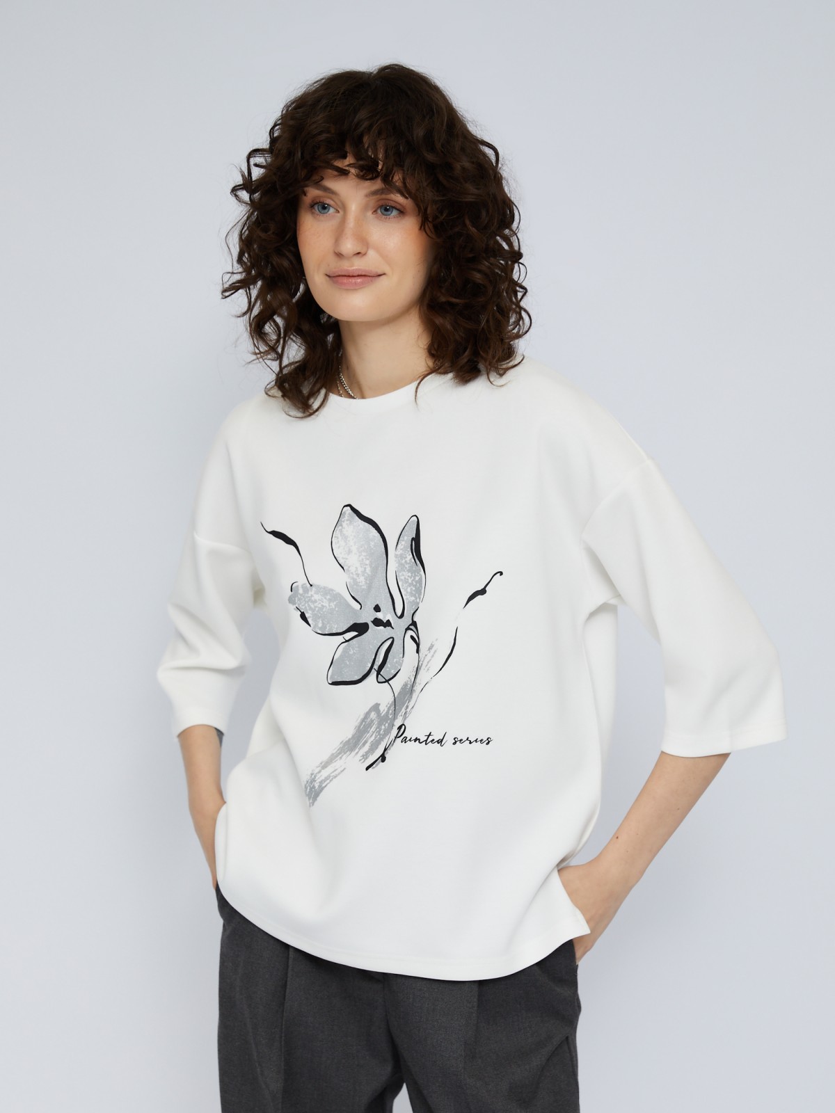 Свитшот оверсайз силуэта с укороченными рукавами и принтом