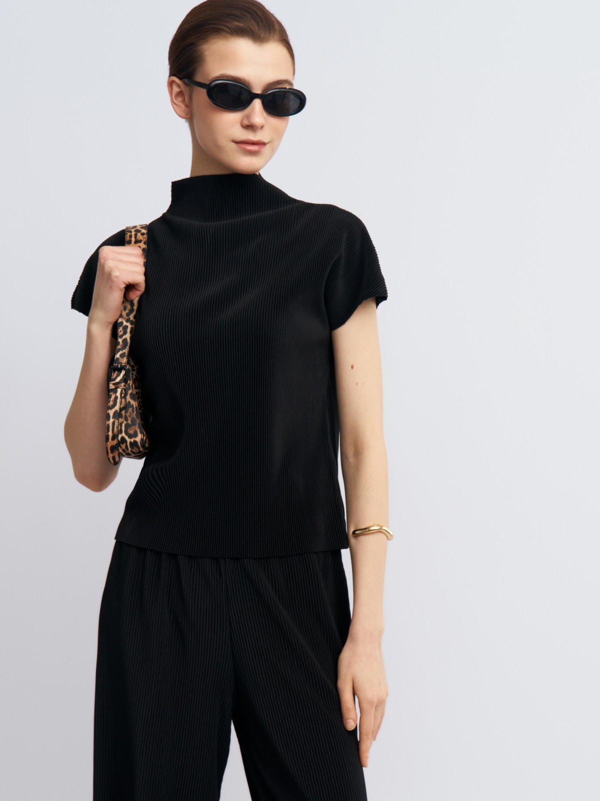 Футболка из фактурной ткани с коротким рукавом