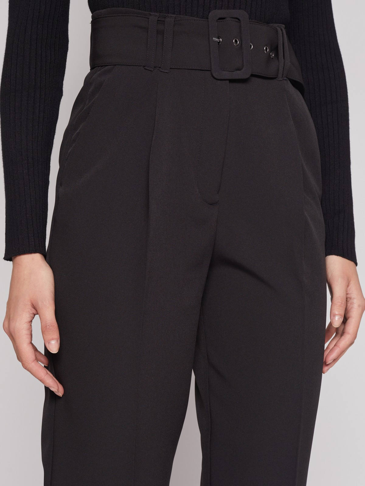 Брюки фасона Carrot с ремнём