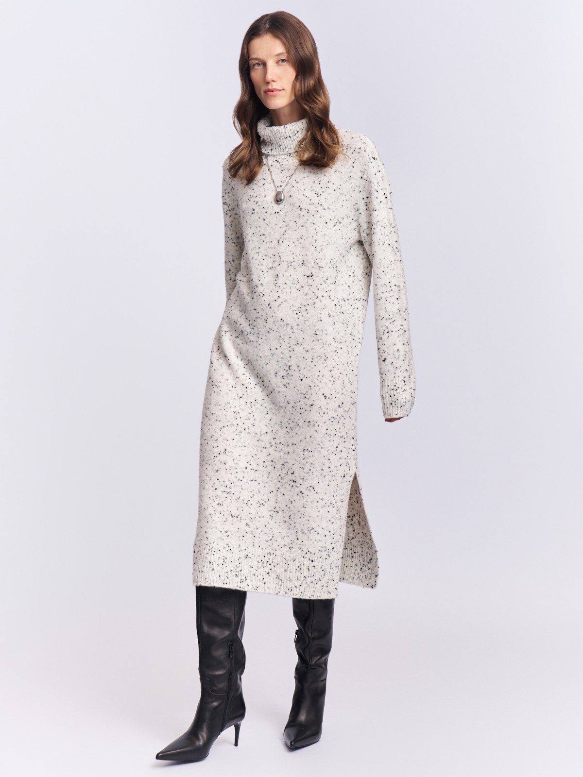 Вязаное платье-свитер с горлом