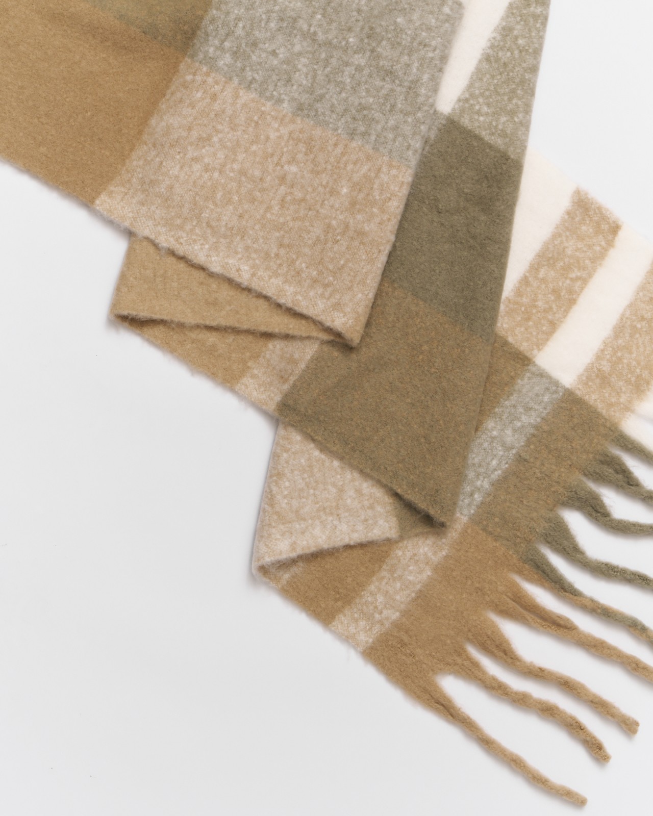 Тёплый шарф в клетку с длинной бахромой