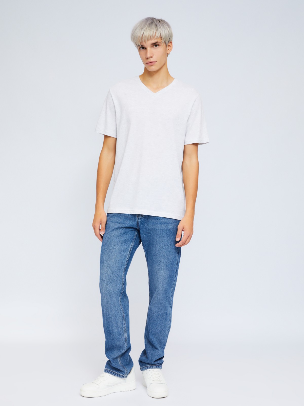 Футболка с треугольным вырезом