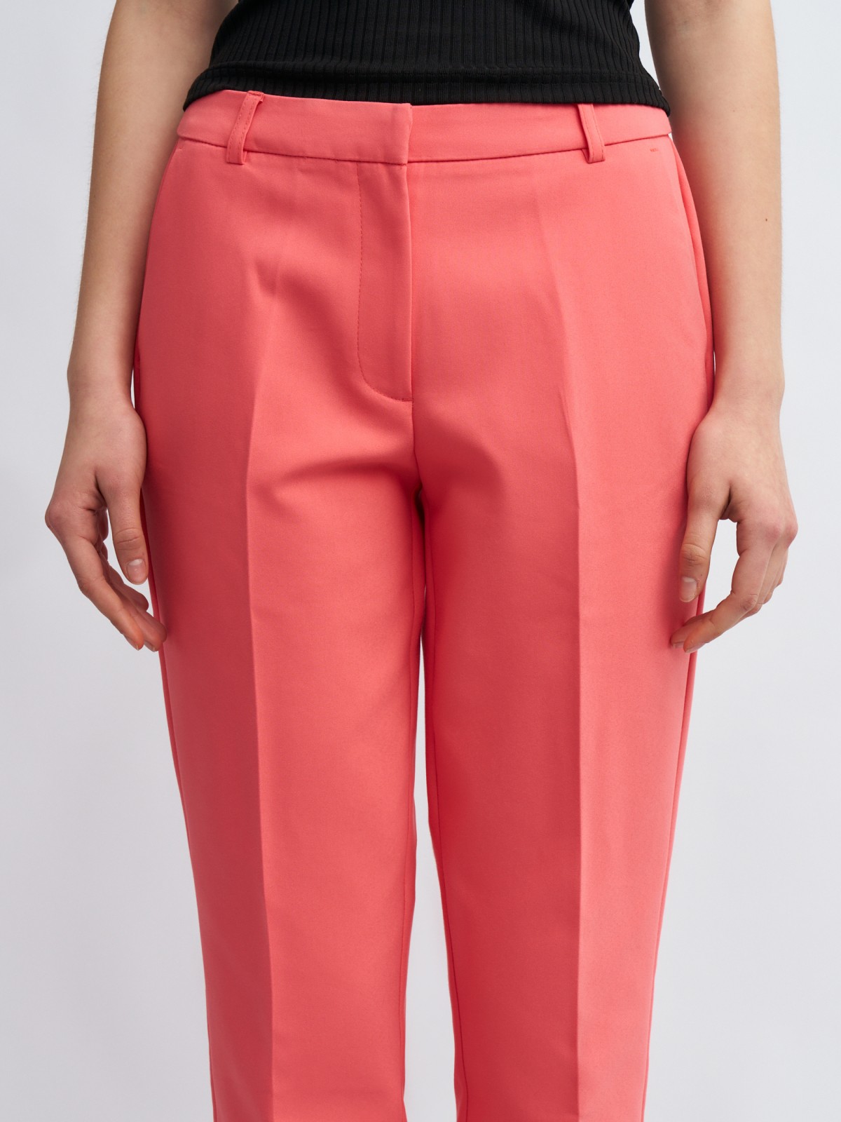 Офисные брюки силуэта Slim со стрелками