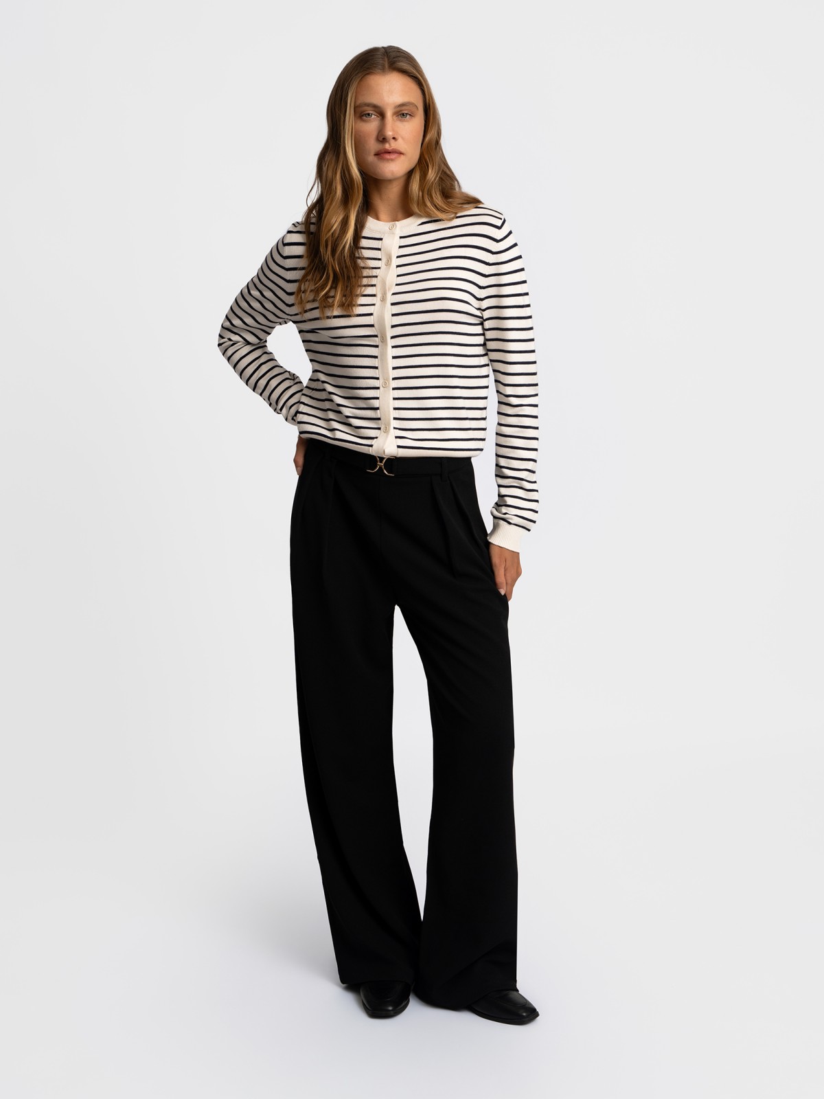 Прямые брюки на резинке с защипами