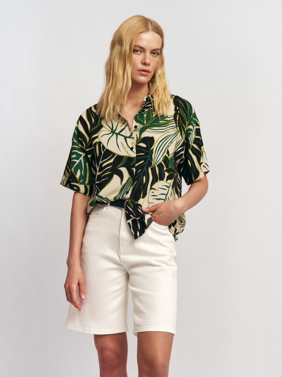 Рубашка из вискозы с тропическим принтом
