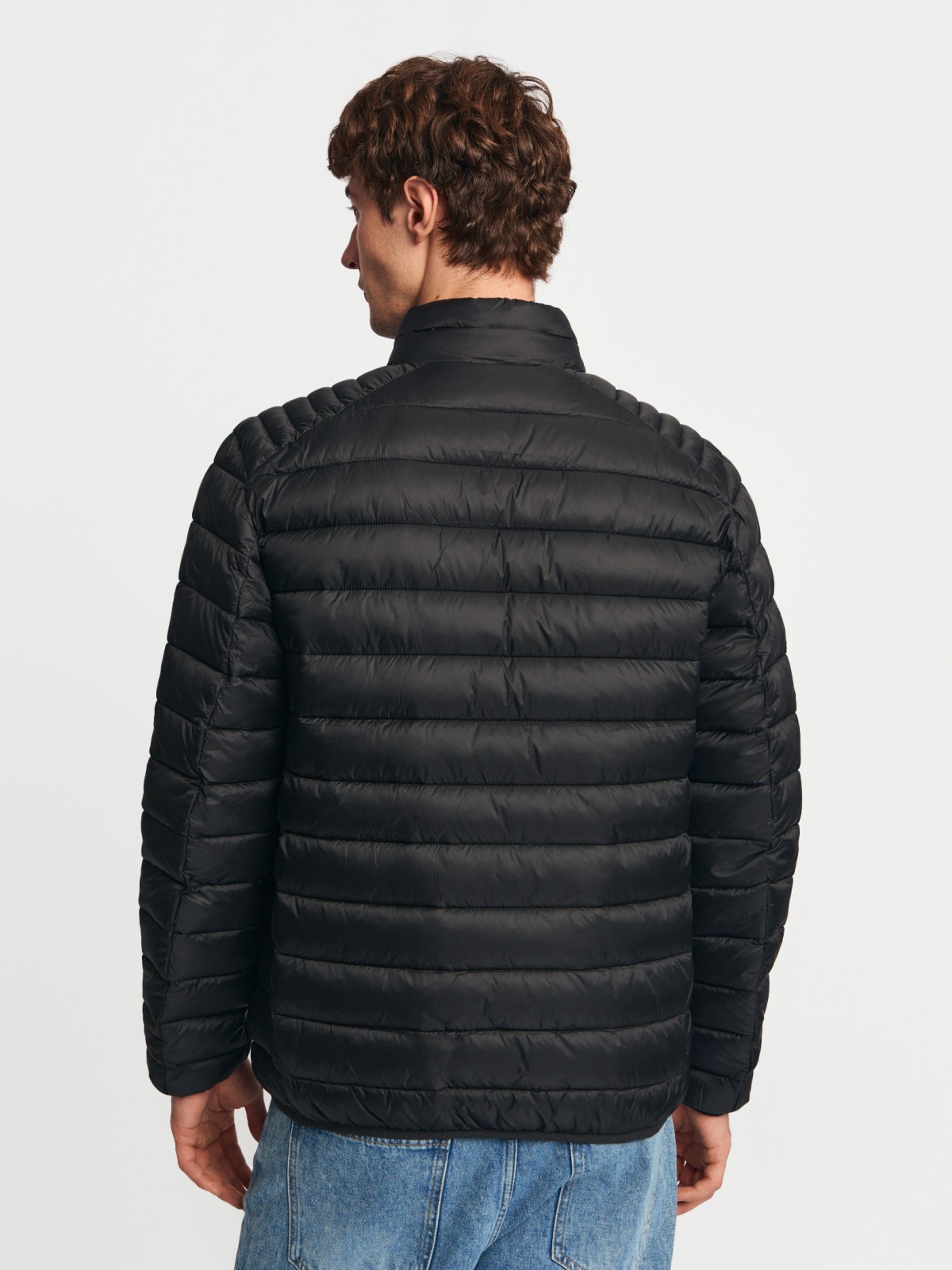 Лёгкая утеплённая куртка на молнии с воротником-стойкой