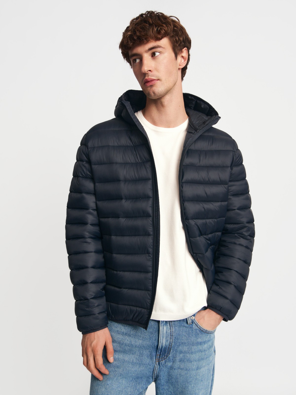 Утеплённая стёганая куртка на молнии с капюшоном