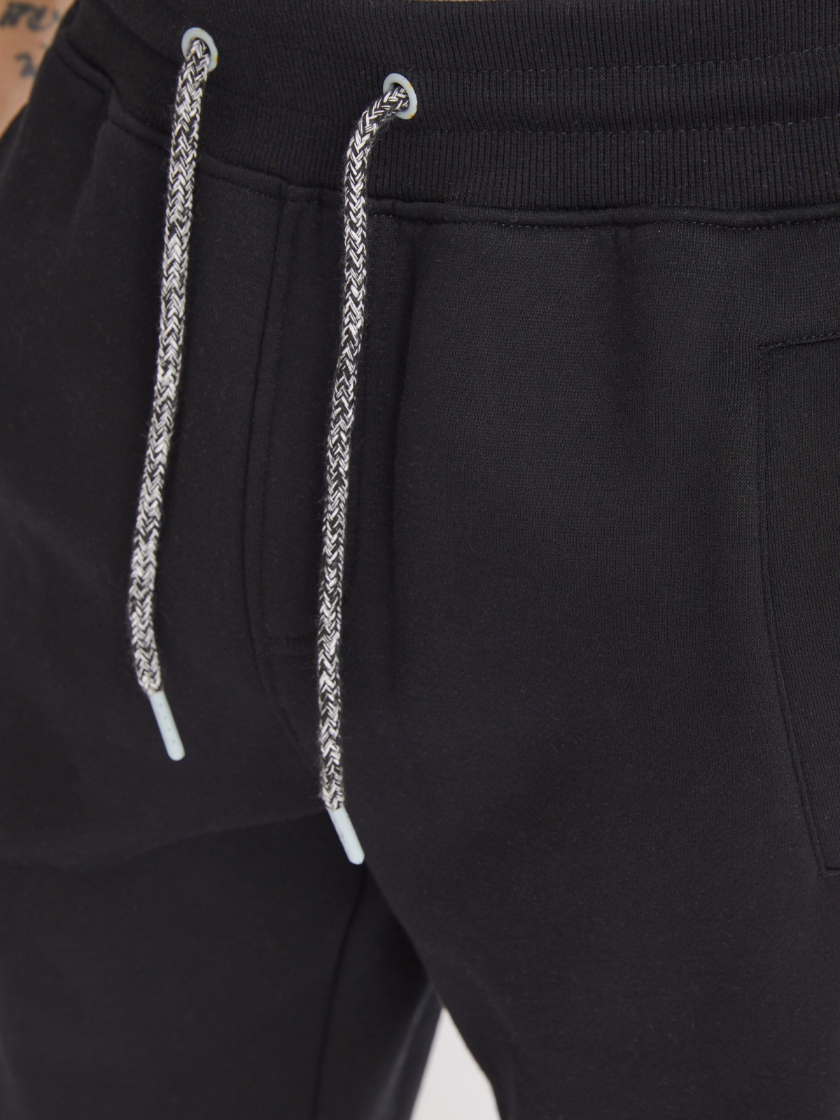 Утеплённые трикотажные брюки-джоггеры в спортивном стиле zolla 213337675022, цвет черный, размер M - фото 4
