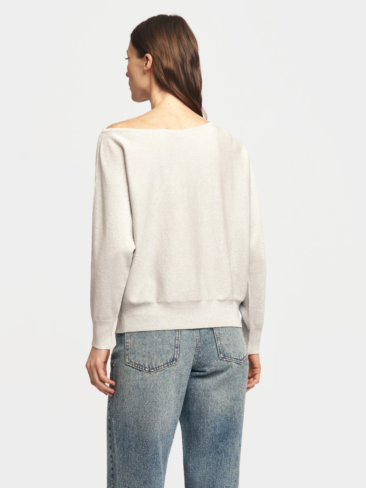 Трикотажный джемпер с люрексом и вырезом на плечо