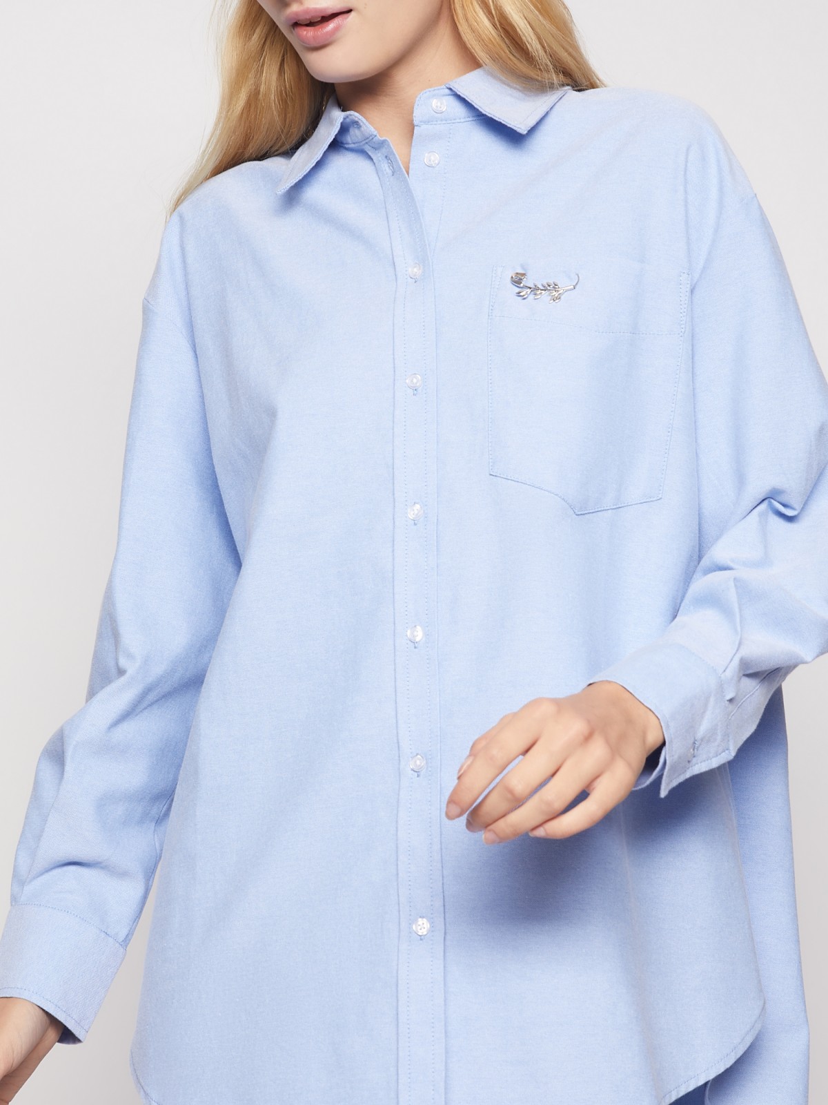 Хлопковая рубашка с брошью zolla 02143114Y011, цвет светло-голубой, размер XS - фото 3