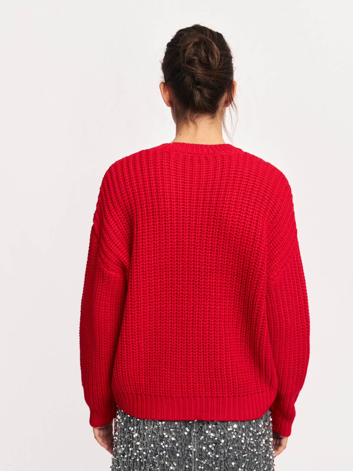 Вязаный джемпер с новогодними значками на груди