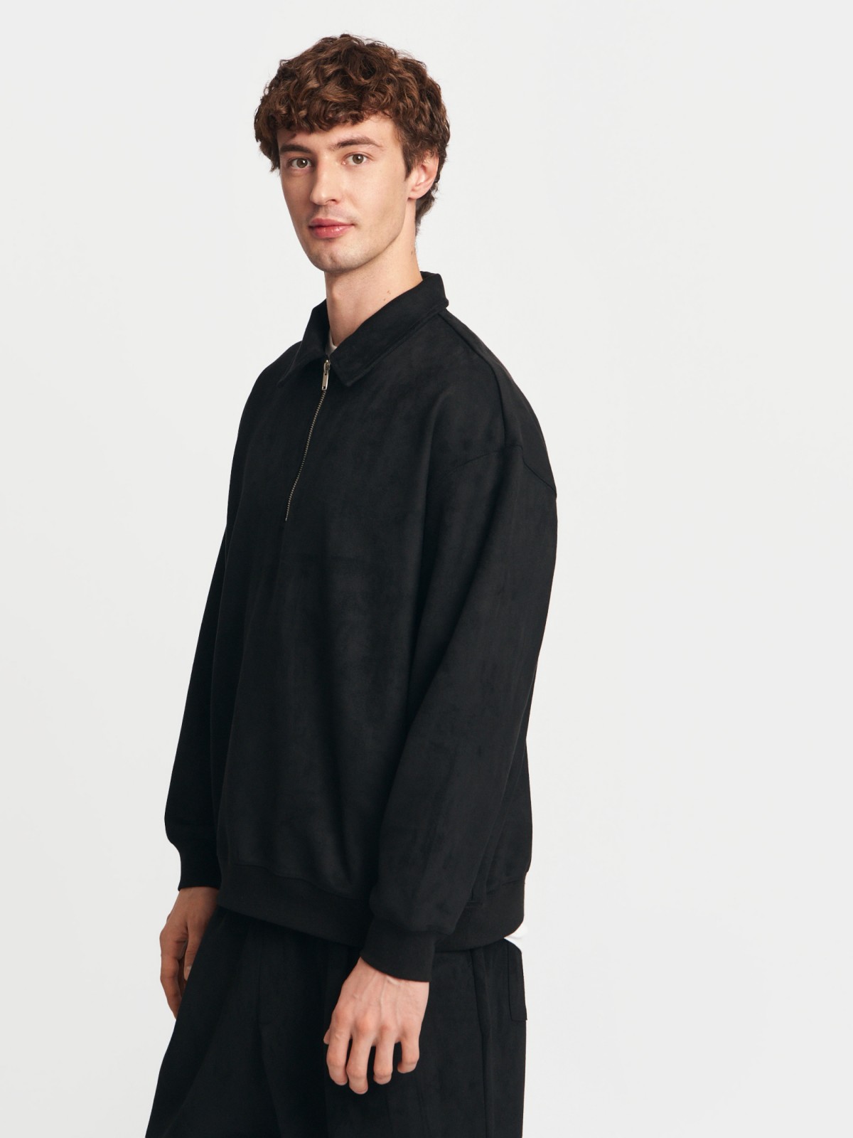 Свитшот из экозамши на молнии