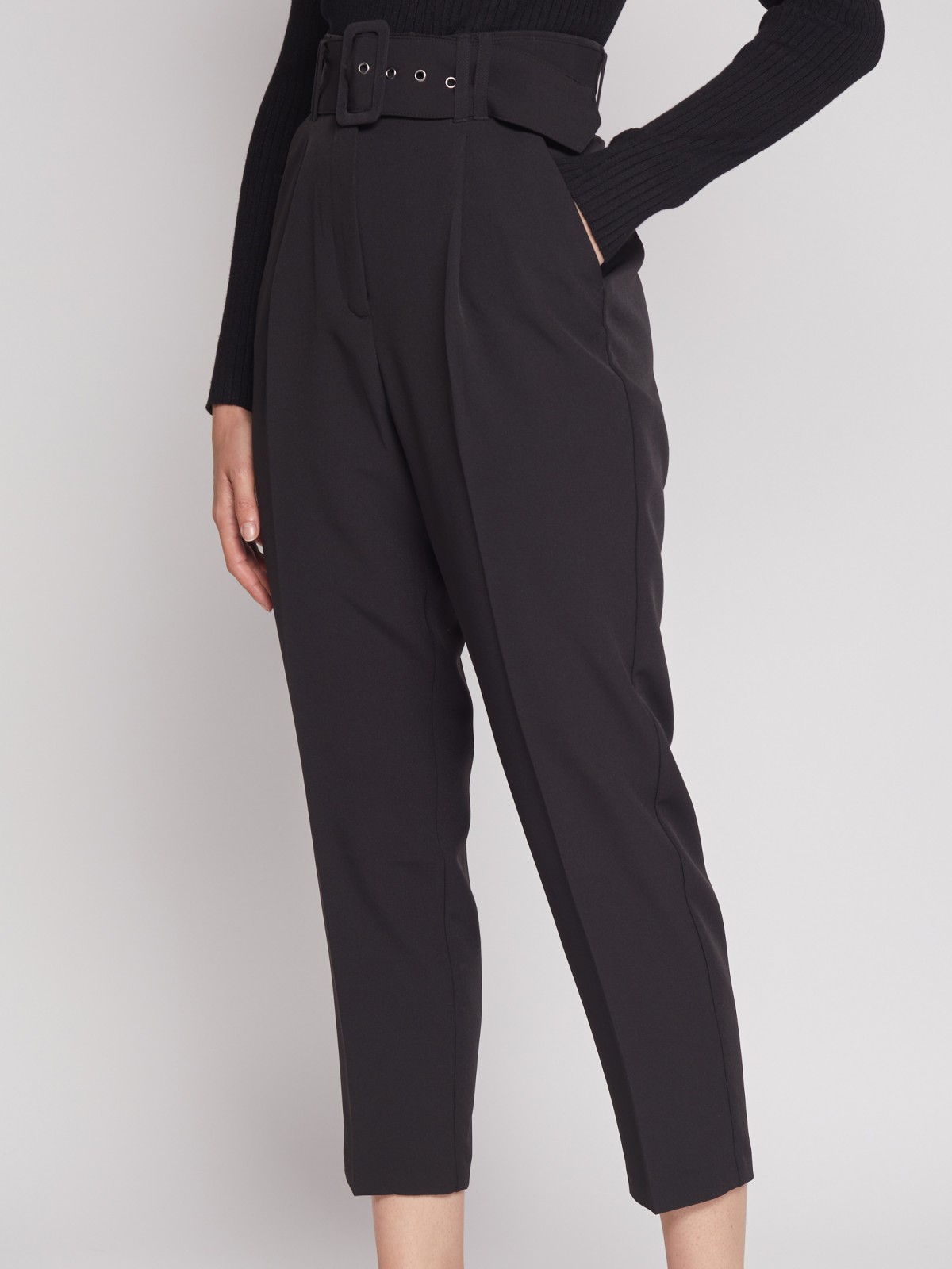 Брюки фасона Carrot с ремнём