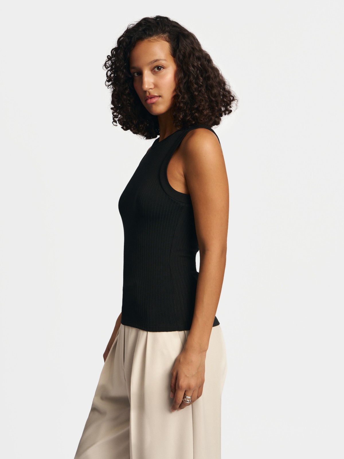 Трикотажный топ без рукавов