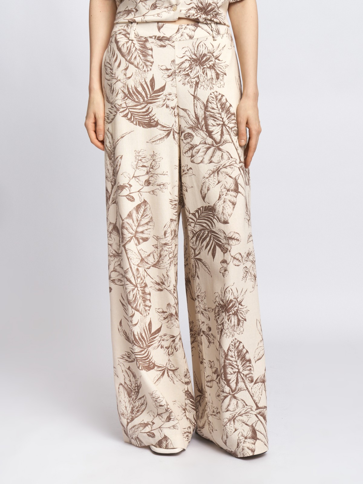 Льняные брюки на резинке с принтом
