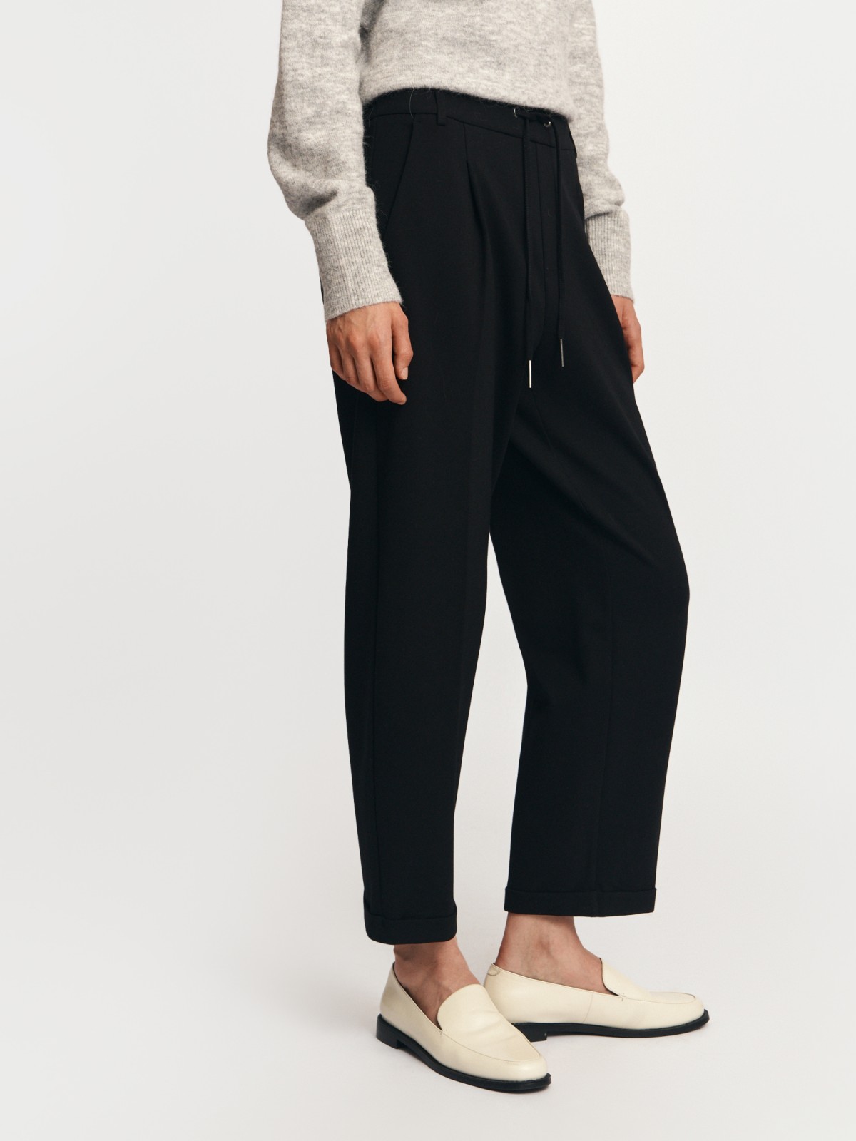 Брюки с поясом на резинке и стрелками