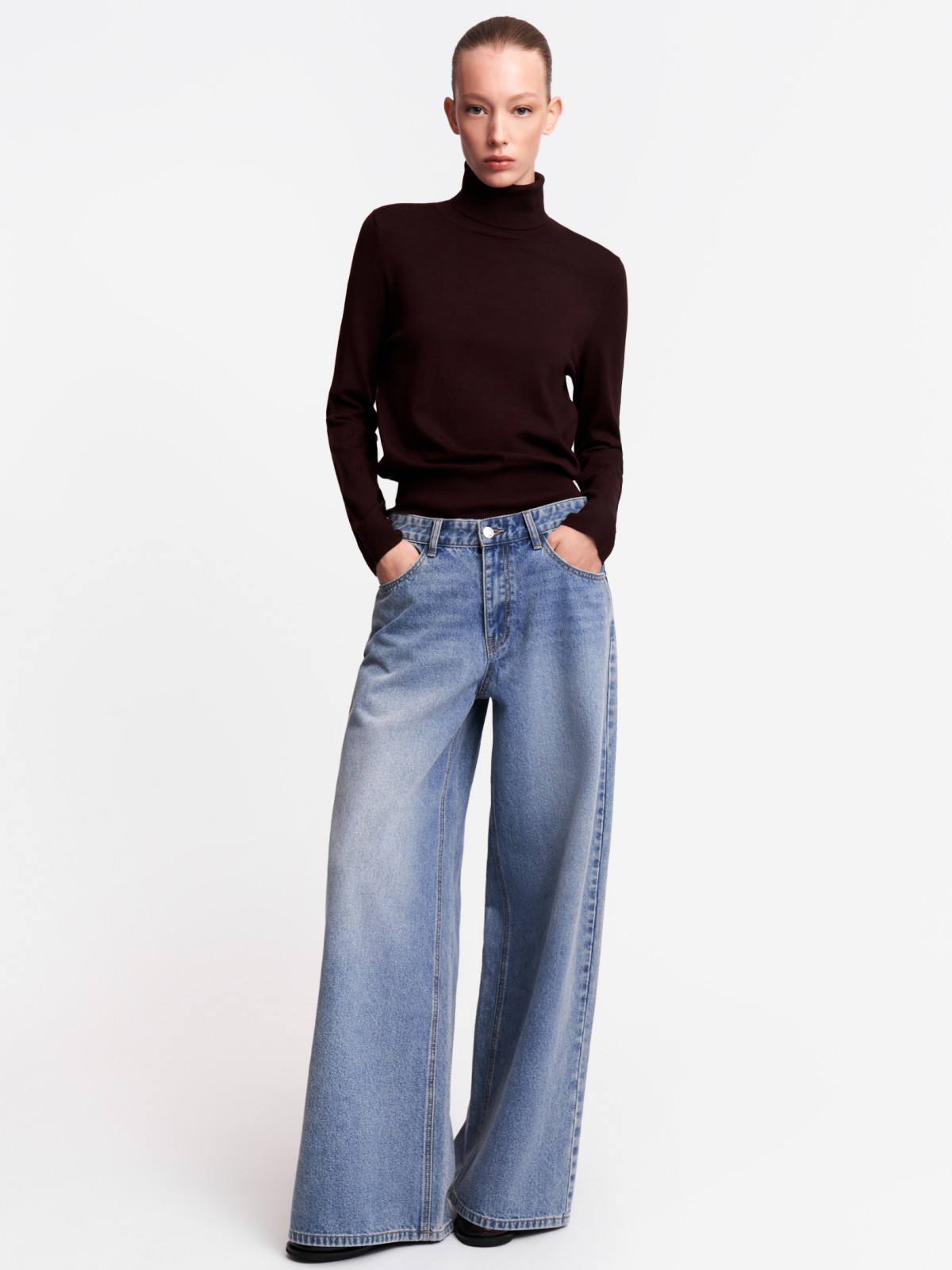 Тонкий свитер-водолазка с горлом