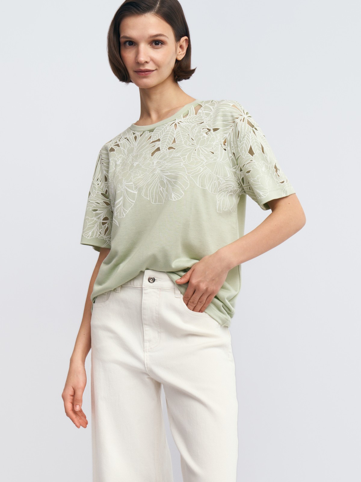 Футболка с ажурным узором на кокетке и рукавах