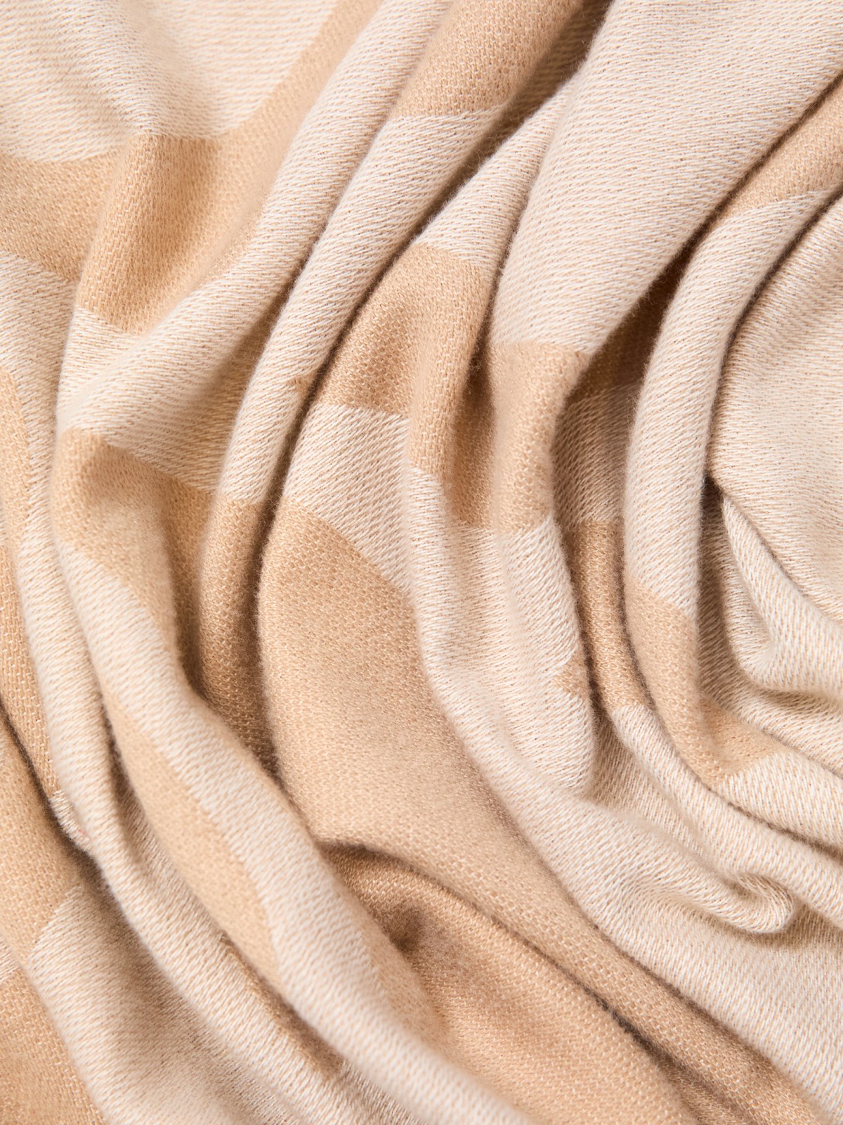 Тканевый шарф с длинной бахромой