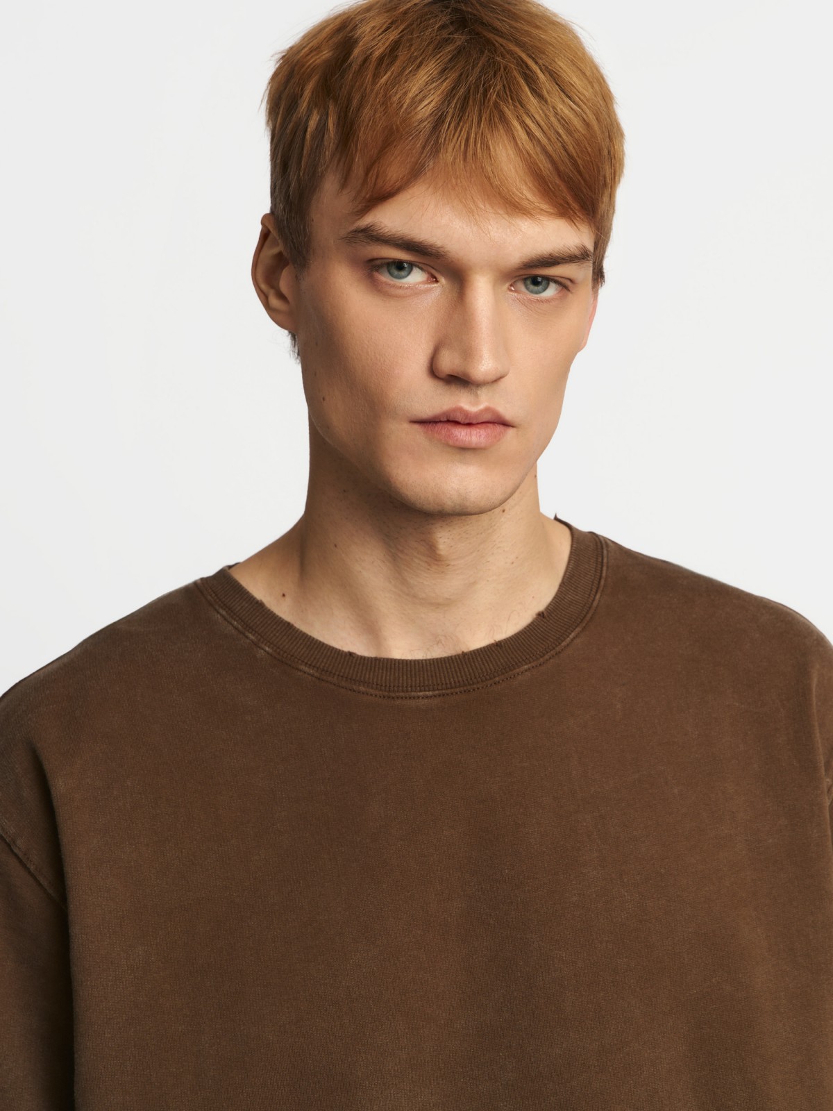 Однотонная базовая футболка из хлопка