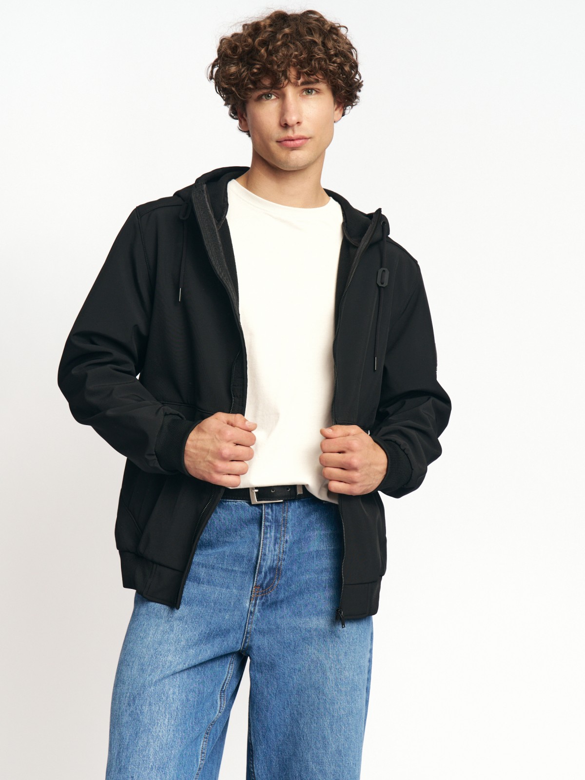 Лёгкая куртка-ветровка без утеплителя с капюшоном