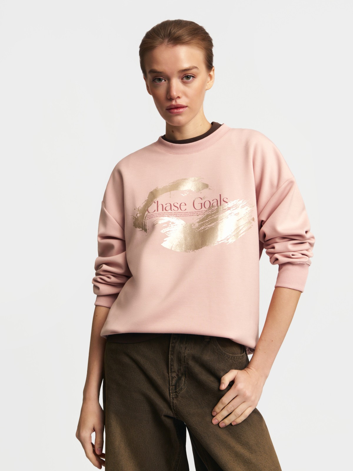 Свитшот с акцентным принтом на груди