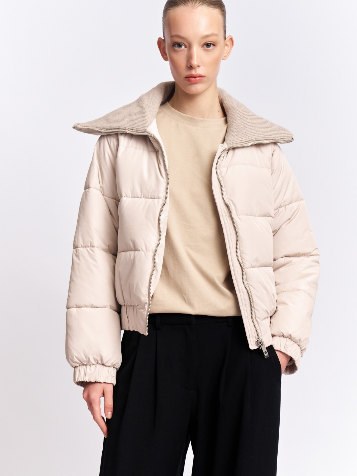 Тёплая короткая куртка на молнии с высоким воротником