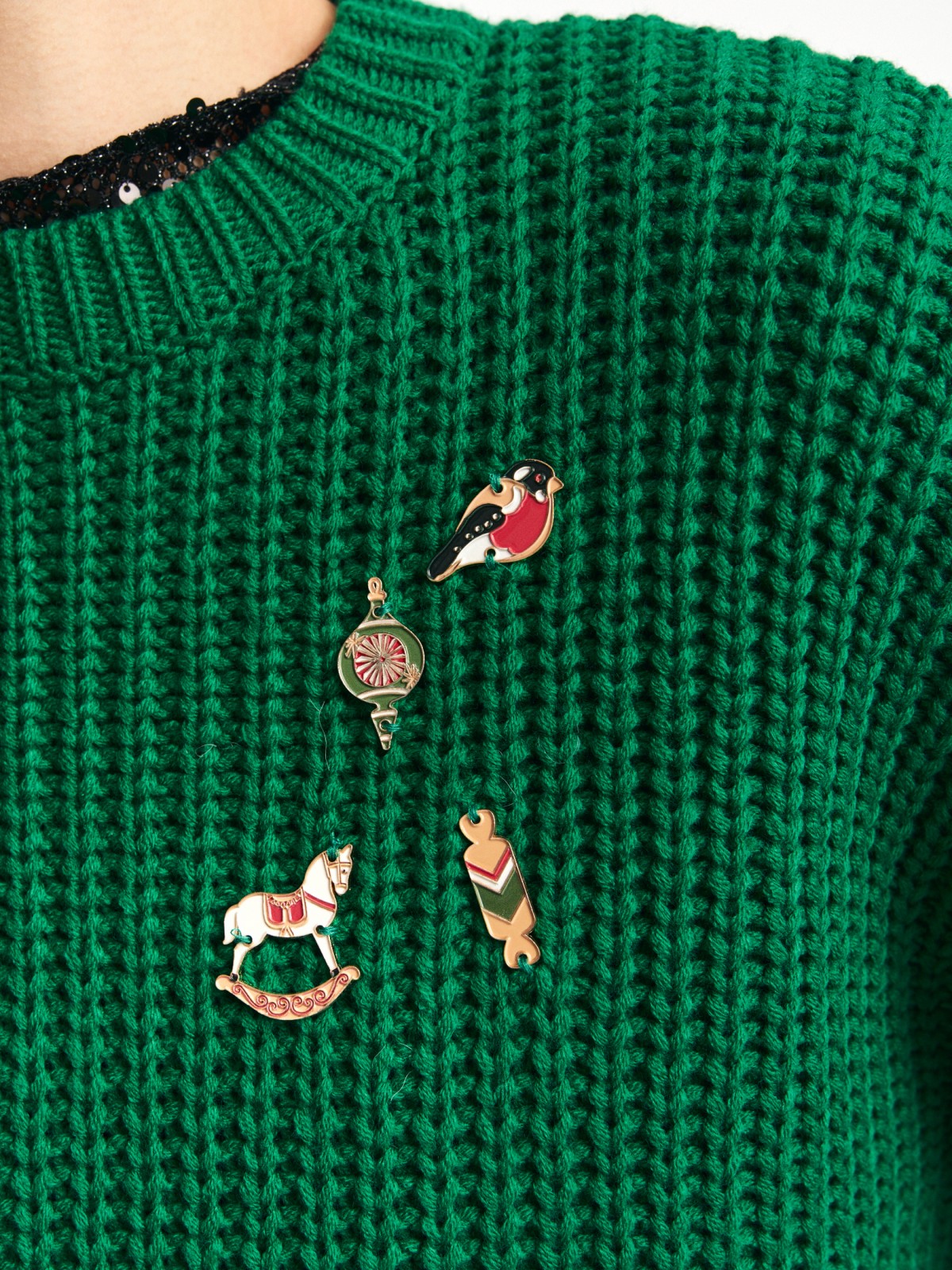 Вязаный джемпер с новогодними значками на груди
