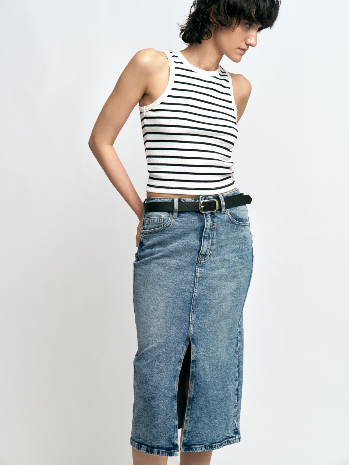 Прямая джинсовая юбка миди с разрезом