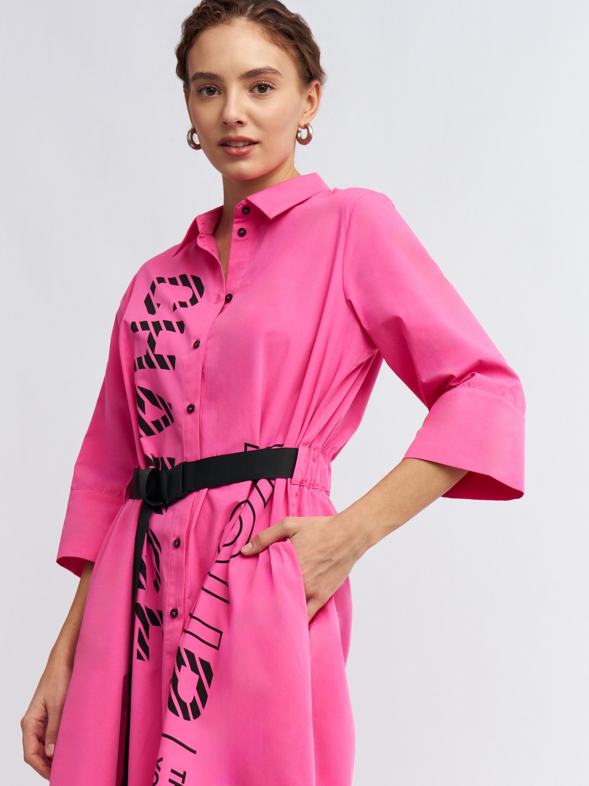 Платье-рубашка миди с надписями и ремнём