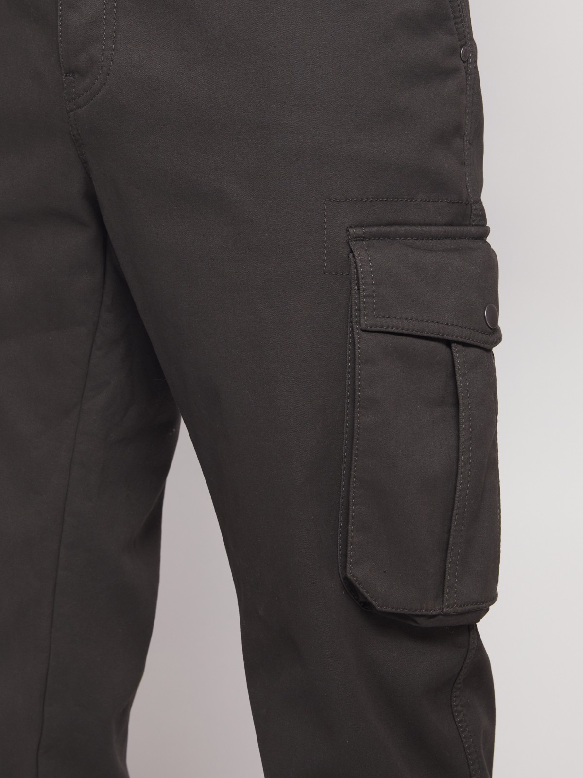 Хлопковые брюки-джоггеры с карманами карго zolla 21143730L021, цвет хаки, размер 28 - фото 5
