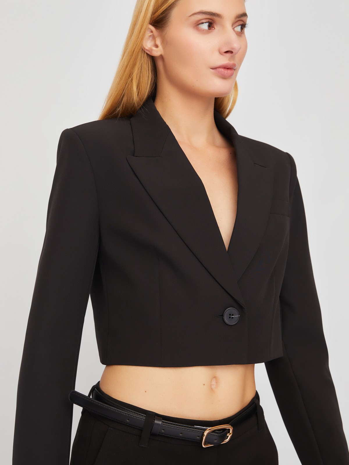 Однобортный кроп жакет на пуговице