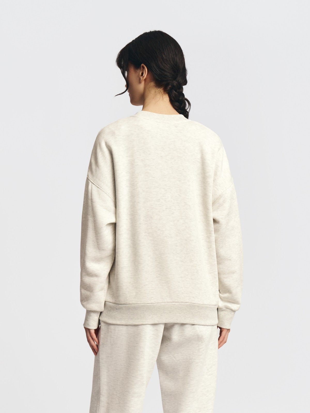 Утеплённый свитшот с вышивкой