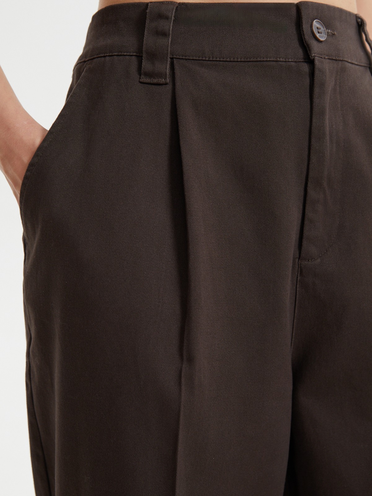 Брюки фасона Carrot на резинке со стрелками